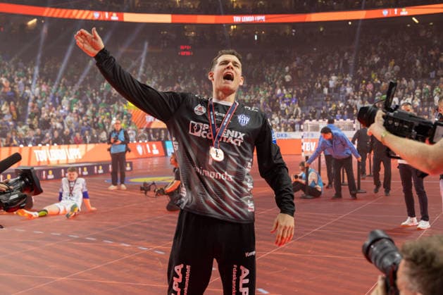 19.04.2026, xgox, Handball - DHB Pokal Spiel Platz 3 SC Magdeburg - TBV Lemgo Lippe emspor, v.l. Constantin Moestl (Möstl, Lemgo, 1) Jubel ueber den Sieg, Jubel nach Spielende Koeln