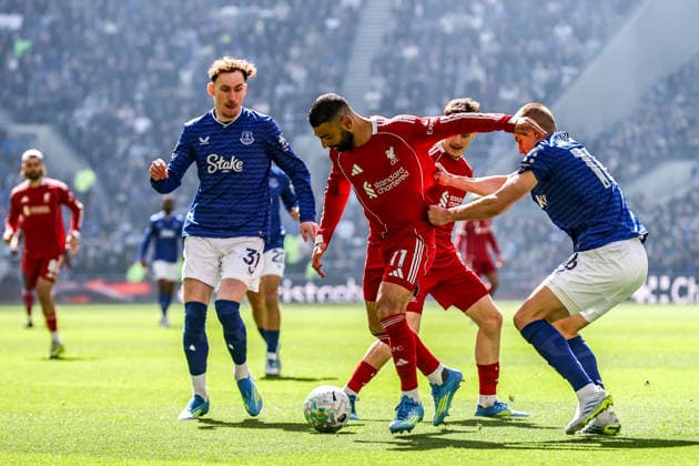 Premier League: Everton v Liverpool Mohamed Salah of Liverpool holds off Vitaliy Mykolenko of Everton during the Premier League match Everton vs Liverpool at Hill Dickinson Stadium, Liverpool, United Kingdom on 19 April 2026 (Photo by Alfie Cosgrove News Images) Liverpool Hill Dickinson Stadium Merseyside United Kingdom Copyright: xAlfiexCosgrove NewsxImagesx