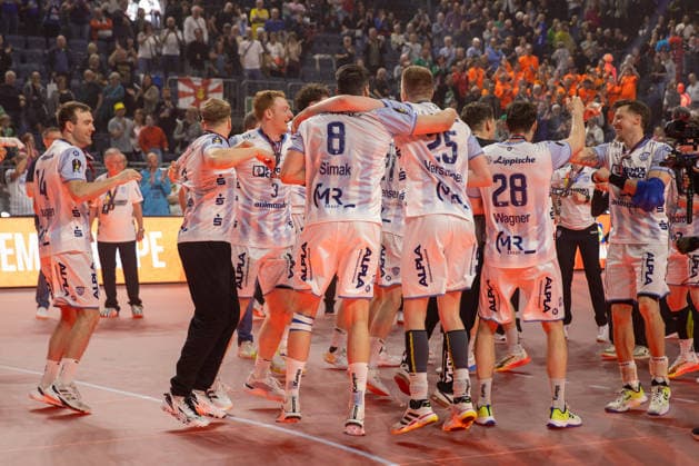 19.04.2026, xgox, Handball - DHB Pokal Spiel Platz 3 SC Magdeburg - TBV Lemgo Lippe emspor, v.l. Lemgo Jubel ueber den Sieg, Jubel nach Spielende Koeln