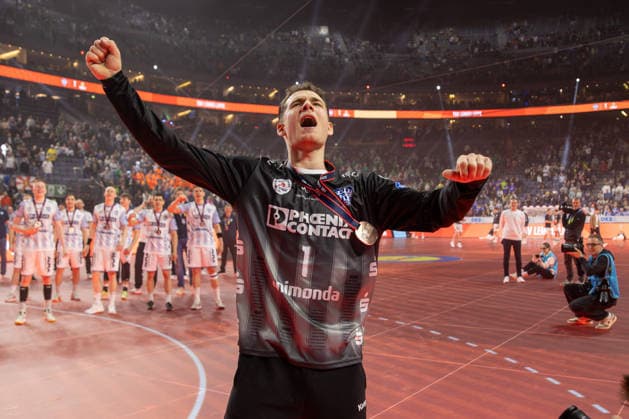 19.04.2026, xgox, Handball - DHB Pokal Spiel Platz 3 SC Magdeburg - TBV Lemgo Lippe emspor, v.l. Constantin Moestl (Möstl, Lemgo, 1) Jubel ueber den Sieg, Jubel nach Spielende Koeln