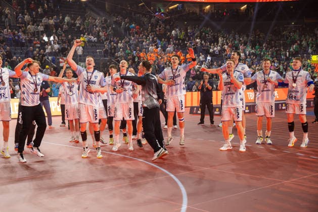 19.04.2026, xgox, Handball - DHB Pokal Spiel Platz 3 SC Magdeburg - TBV Lemgo Lippe emspor, v.l. Constantin Moestl (Möstl, Lemgo, 1) Jubel ueber den Sieg, Jubel nach Spielende Koeln