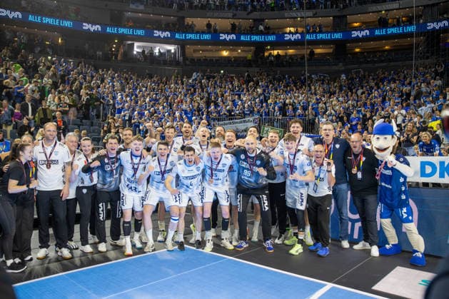 19.04.2026, xgox, Handball - DHB Pokal Spiel Platz 3 SC Magdeburg - TBV Lemgo Lippe emspor, v.l. Constantin Moestl (Möstl, Lemgo, 1) Jubel ueber den Sieg, Jubel nach Spielende Koeln