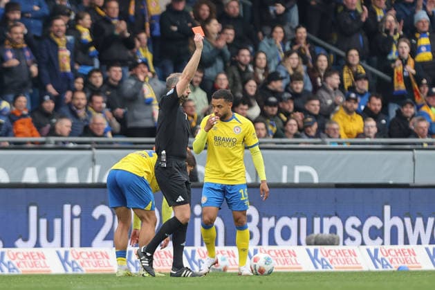 19.04.2025, xtgx, Fussball 2. Bundesliga, Eintracht Braunschweig - Hertha BSC Berlin v.l. Schiedsrichter, Schiri, referee Patrick Alt VAR Kennet Eichhorn (Hertha, 23) Rote Karte, Platzverweis, sent off (DFL DFB REGULATIONS PROHIBIT ANY USE OF PHOTOGRAPHS as IMAGE SEQUENCES and or QUASI-VIDEO) Braunschweig