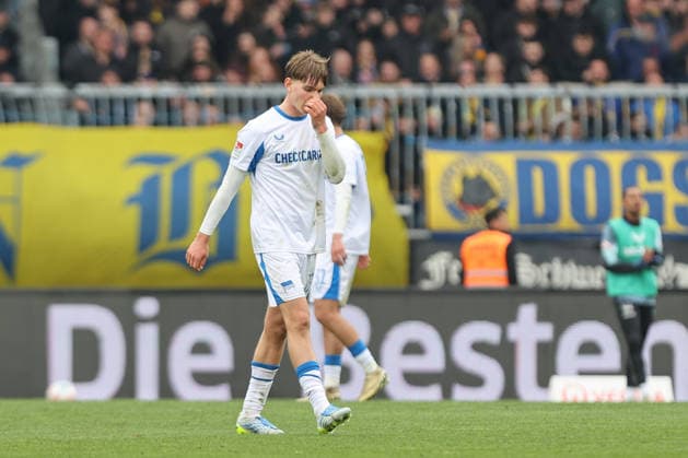 19.04.2025, xtgx, Fussball 2. Bundesliga, Eintracht Braunschweig - Hertha BSC Berlin v.l. Kennet Eichhorn (Hertha, 23) enttaeuscht, enttäuscht, schaut enttaeuscht, niedergeschlagen, disappointed Rote Karte, Platzverweis, sent off (DFL DFB REGULATIONS PROHIBIT ANY USE OF PHOTOGRAPHS as IMAGE SEQUENCES and or QUASI-VIDEO) Braunschweig