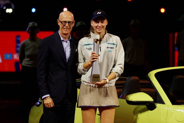 19.04.2026, Deutschland, Stuttgart, Porsche Tennis Grand Prix 2026, Finale, v.l. Dr. Michael Leiters (Porsche Vorstand), Siegerin Elena Rybakina (KAZ)