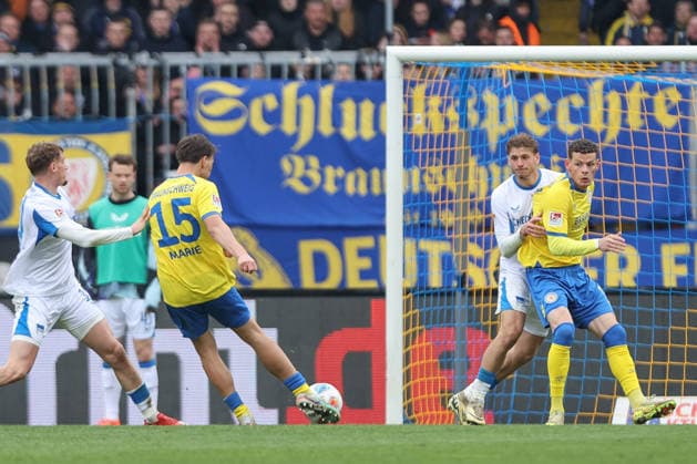 19.04.2025, xtgx, Fussball 2. Bundesliga, Eintracht Braunschweig - Hertha BSC Berlin v.l. Max Marie (Braunschweig, 15) schiesst Tor, schießt, Torschuetze, erzielt Tor, Treffer, scores the goal 1:1 (DFL DFB REGULATIONS PROHIBIT ANY USE OF PHOTOGRAPHS as IMAGE SEQUENCES and or QUASI-VIDEO) Braunschweig