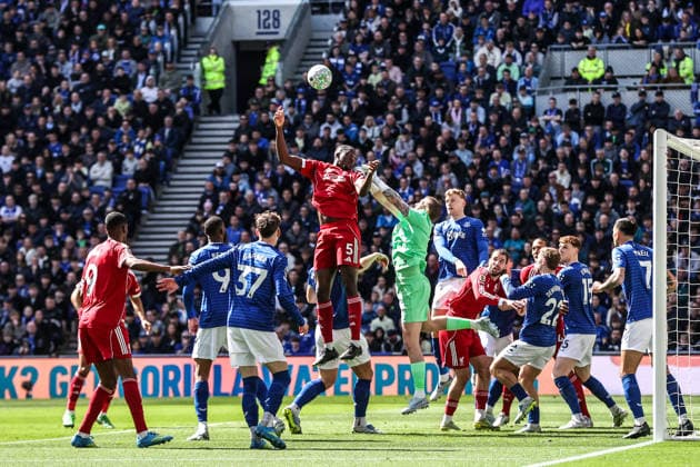 Premier League: Everton v Liverpool Everton goalkeeper Jordan Pickford punches the ball clear during the Premier League match Everton vs Liverpool at Hill Dickinson Stadium, Liverpool, United Kingdom on 19 April 2026 (Photo by Alfie Cosgrove News Images) Liverpool Hill Dickinson Stadium Merseyside United Kingdom Copyright: xAlfiexCosgrove NewsxImagesx