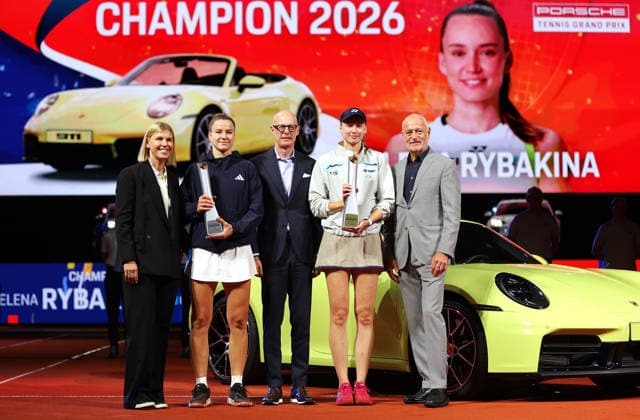 19.04.2026, Deutschland, Stuttgart, Porsche Tennis Grand Prix 2026, Finale, v.l. Anke Huber (Turnierdirektorin), Karolina Muchova (CZE), Dr. Michael Leiters (Porsche Vorstand), Siegerin Elena Rybakina (KAZ), Turnierdirektor Markus Günthardt.