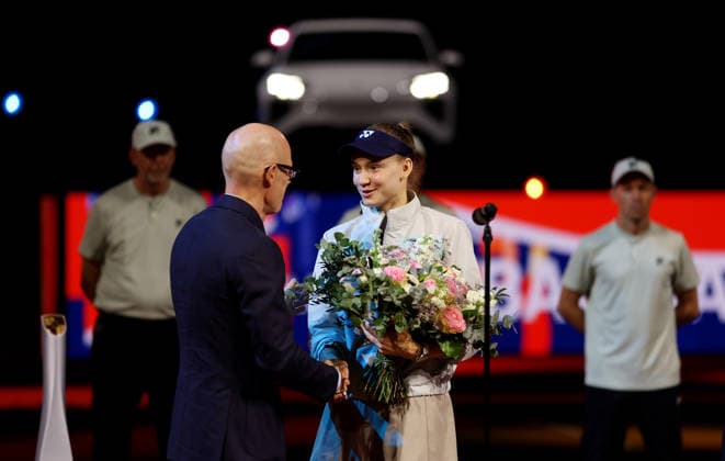 19.04.2026, Deutschland, Stuttgart, Porsche Tennis Grand Prix 2026, Finale, v.l. Dr. Michael Leiters (Porsche Vorstand), Siegerin Elena Rybakina (KAZ)
