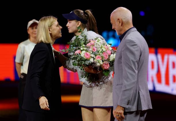 19.04.2026, Deutschland, Stuttgart, Porsche Tennis Grand Prix 2026, Finale, v.l. Anke Huber (Turnierdirektorin), Siegerin Elena Rybakina (KAZ), Turnierdirektor Markus Günthardt.