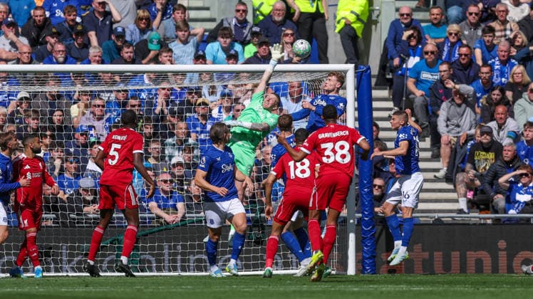 Everton v Liverpool, Premier League Everton goalkeeper Jordan Pickford (1) clears the corner during the Premier League match between Everton and Liverpool at Hill Dickinson Stadium, Liverpool, UK on 19 April 2026. Editorial use only DataCo restrictions apply See www.football-dataco.com , Copyright: xSimonxDaviesx PSI-24105-0005