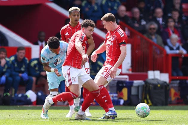 Nottingham Forest v Burnley, Premier League Marcus Edwards of Burnley and Neco Williams of Nottingham Forest battle for possession during the Nottingham Forest v Burnley Premier League match at the City Ground, West Bridgford, England on 19 April 2026 Credit: Ryan Crockett Every Second Media Editorial use only. All images are copyright Every Second Media Limited. No images may be reproduced without prior permission. All rights reserved. Premier League and Football League images are subject to licensing agreements with Football DataCo Limited. see https: www.football-dataco.com Copyright: xIMAGO EveryxSecondxMediax ESM-1916-0043 RyanxCrockettx xEveryxSecondxMediax