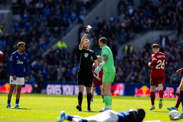 Football - FA Premier League - Everton FC v Liverpool FC LIVERPOOL, ENGLAND - Sunday, April 19, 2026: Referee Chris Kavanagh shows Everton s goalkeeper Jordan Pickford (R) a yellow card during the FA Premier League match between Everton FC and Liverpool FC, the 248th Merseyside Derby, at Bramley-Moore Dock. (Photo by David Rawcliffe Propaganda) LIVERPOOL Bramley-Moore Dock MERSEYSIDE ENGLAND  Copyright: xDavidxRawcliffex P2026-04-19-Everton_Liverpool-76