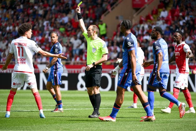 AS Monaco FC v AJ Auxerre - Ligue 1 McDonald s 2025 2026 11 Maghnes AKLIOUCHE (asm) - Thomas LEONARD (ARBITRE) during the Ligue 1 McDonald s match between AS Monaco FC and AJ Auxerre at Stade Louis II on April 19, 2026 in Monaco, Monaco. Monaco Monaco  Copyright: xFEPx 776348355