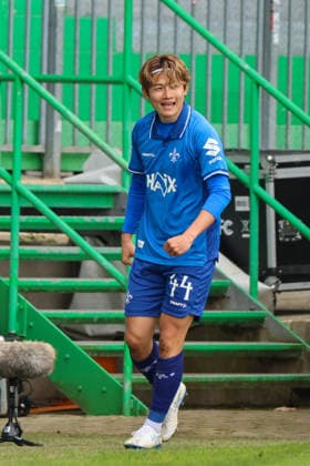 Fürth, Deutschland: 19. April 2026 - 2. Bundesliga - 30. Spieltag - SpVgg Greuther Fürth vs. SV Darmstadt 98 Im Bild: Torschütze Yosuke Futukawa (SV Darmstadt) macht das Tor zum 1:2 für Damstadt und jubelt DFL regulations prohibit any use of photographs as image sequences and or quasi-video.