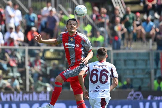 April 19, 2026, Cremona, Italy: Cremonese s Milan Djuric (L) in action during the Italian Serie A soccer match between Cremonese vs Torino FC at the Giovanni Zini stadium in Cremona, Italy, 19 April 2026. ANSA . Serie A - Cremonese Vs Torino  - ZUMAa110 20260419_zaf_a110_011 Copyright: xAlessioxTarpinix