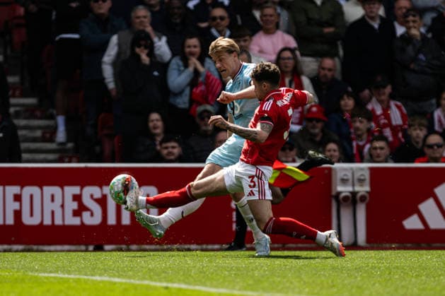 19th April 2026; The City Ground, Nottingham, England; Premier League Football, Nottingham Forest versus Burnley; Neco Williams of Nottingham Forest challenges Zian Flemming of Burnley GodfreyxPitt