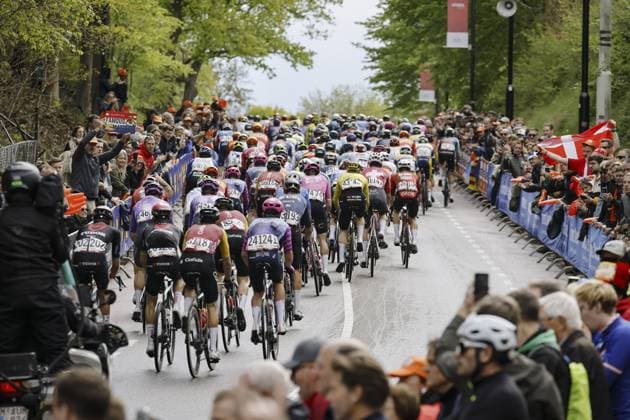 VALKENBURG - The men s peloton in action during the first lap on the Cauberg at the 2026 Amstel Gold Race in Valkenburg. VINCENT JANNINK ANP xVIxANPxSportx xxANPxIVx 556205004 originalFilename: 556205004.jpg