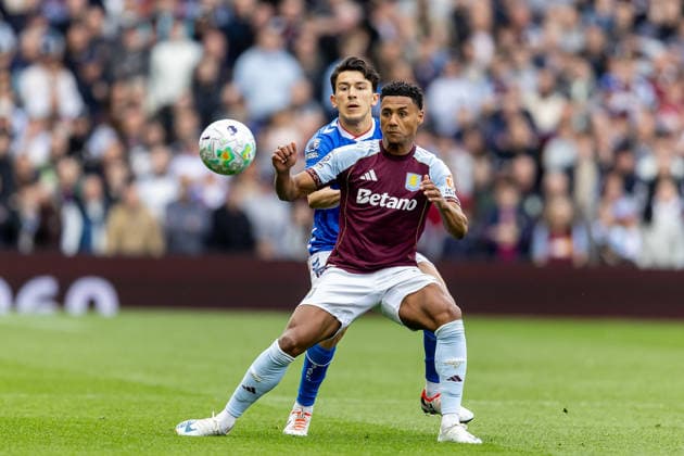 Aston Villa v Sunderland, Premier League Aston Villa forward Ollie Watkins (11) battles for possession during the Premier League match between Aston Villa and Sunderland at Villa Park, Birmingham, UK on 19 April 2026. Birmingham Villa Park West Midlands UK Editorial use only DataCo restrictions apply See www.football-dataco.com , Copyright: xManjitxNarotrax PSI-24107-0013