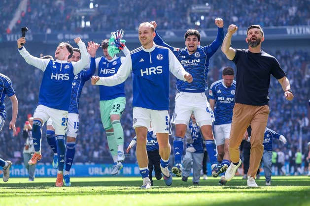 19.04.2026, Fußball, FC Schalke 04 - SC Preußen Münster, 30. Spieltag, 2. Fußball Bundesliga, Veltins-Arena Gelsenkirchen, Saison 2025 2026: Cheftrainer Miron Muslic (Schalke04) jubelnd beim Abschlussjubel nach dem 4:1 Sieg zusammen mit der Mannschaft DFB regulations prohibit any use of photographs as image sequences and or quasi-video. Nordrhein-Westfalen Deutschland *** 19 04 2026, Football, FC Schalke 04 SC Preußen Münster, Matchday 30, 2 Fußball Bundesliga, Veltins Arena Gelsenkirchen, Season 2025 2026 Head coach Miron Muslic Schalke04 cheering with the team after the 4 1 victory DFB regulations prohibit any use of photographs as image sequences and or quasi video Nordrhein Westfalen Germany