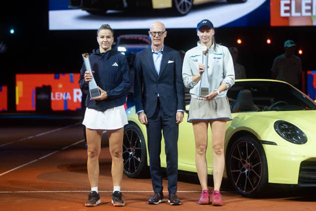 Karolina Muchova (CZE) links im Bild mit Pokal, in der Mitte Dr. Michael Leiters (Vorstandsvorsitzender Porsche AG), Siegerin Elena Rybakina (KAZ) rechts im Bild mit Sieger Pokal vor Porsche 911, GER, Elena Rybakina vs. Karolina Muchova, Tennis, ATP, Tennis Herren Turnier, WTA, Tennis Damen 500, Porsche Tennis Grand-Prix, Finale, 19.04.2026, GER, Elena Rybakina vs. Karolina Muchova, Tennis, ATP-Turnier, WTA 500, Porsche Tennis Grand-Prix, Finale, 19.04.2026, Stuttgart Copyright: xEibner-Pressefoto EdwardxCheungx EP_ECG