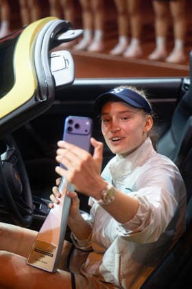 Siegerin Elena Rybakina (KAZ) im Bild, sitzt im Porsche 911 mit Pokal, GER, Elena Rybakina vs. Karolina Muchova, Tennis, ATP, Tennis Herren Turnier, WTA, Tennis Damen 500, Porsche Tennis Grand-Prix, Finale, 19.04.2026, GER, Elena Rybakina vs. Karolina Muchova, Tennis, ATP-Turnier, WTA 500, Porsche Tennis Grand-Prix, Finale, 19.04.2026, Stuttgart Copyright: xEibner-Pressefoto EdwardxCheungx EP_ECG