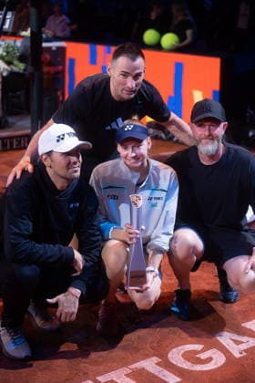Siegerin Elena Rybakina (KAZ) im Bild mit Trainerstab und Pokal, GER, Elena Rybakina vs. Karolina Muchova, Tennis, ATP, Tennis Herren Turnier, WTA, Tennis Damen 500, Porsche Tennis Grand-Prix, Finale, 19.04.2026, GER, Elena Rybakina vs. Karolina Muchova, Tennis, ATP-Turnier, WTA 500, Porsche Tennis Grand-Prix, Finale, 19.04.2026, Stuttgart Copyright: xEibner-Pressefoto EdwardxCheungx EP_ECG