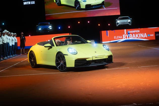 Elena Rybakina (KAZ) im Bild fährt im Porsche 911 auf die Spielfläche, GER, Elena Rybakina vs. Karolina Muchova, Tennis, ATP, Tennis Herren Turnier, WTA, Tennis Damen 500, Porsche Tennis Grand-Prix, Finale, 19.04.2026, GER, Elena Rybakina vs. Karolina Muchova, Tennis, ATP-Turnier, WTA 500, Porsche Tennis Grand-Prix, Finale, 19.04.2026, Stuttgart Copyright: xEibner-Pressefoto EdwardxCheungx EP_ECG