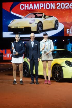 Links Karolina Muchova (CZE) mit Pokal, in der Mitte Dr. Michael Leiters (Vorstandsvorsitzender Porsche AG), Siegerin Elena Rybakina (KAZ) rechts im Bild mit Sieger Pokal vor Porsche 911, GER, Elena Rybakina vs. Karolina Muchova, Tennis, ATP, Tennis Herren Turnier, WTA, Tennis Damen 500, Porsche Tennis Grand-Prix, Finale, 19.04.2026, GER, Elena Rybakina vs. Karolina Muchova, Tennis, ATP-Turnier, WTA 500, Porsche Tennis Grand-Prix, Finale, 19.04.2026, Stuttgart Copyright: xEibner-Pressefoto EdwardxCheungx EP_ECG