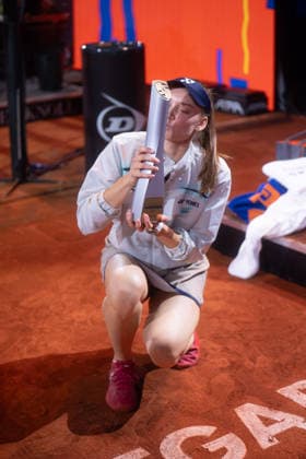 Siegerin Elena Rybakina (KAZ) im Bild zeigt den Sieger Pokal, GER, Elena Rybakina vs. Karolina Muchova, Tennis, ATP, Tennis Herren Turnier, WTA, Tennis Damen 500, Porsche Tennis Grand-Prix, Finale, 19.04.2026, GER, Elena Rybakina vs. Karolina Muchova, Tennis, ATP-Turnier, WTA 500, Porsche Tennis Grand-Prix, Finale, 19.04.2026, Stuttgart Copyright: xEibner-Pressefoto EdwardxCheungx EP_ECG
