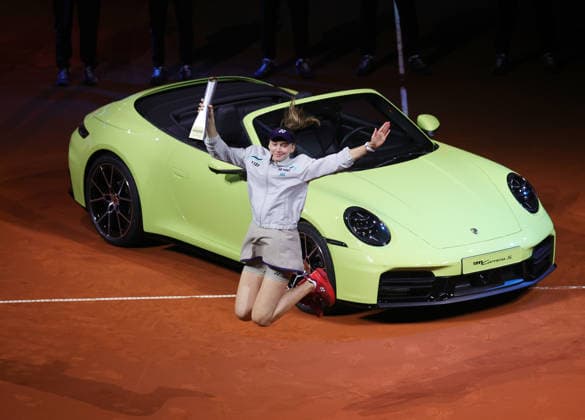 19.04.2026, Deutschland, Stuttgart, Porsche Tennis Grand Prix 2026, Finale, Siegerin Elena Rybakina (KAZ) jubelt, Jubel mit Pokal, springt jubelnd in die Luft