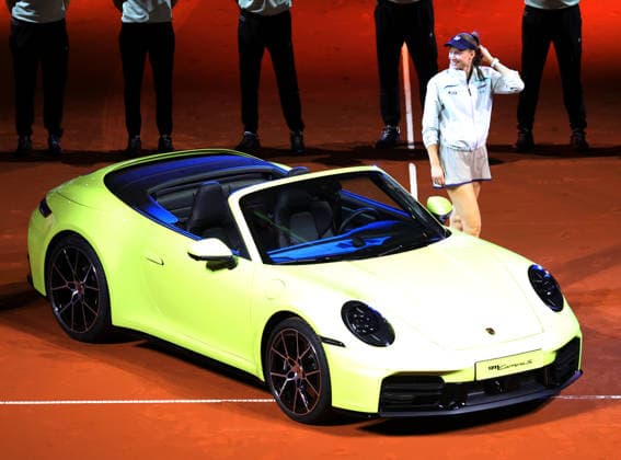 19.04.2026, Deutschland, Stuttgart, Porsche Tennis Grand Prix 2026, Finale, Siegerin Elena Rybakina (KAZ) jubelt, Jubel mit Siegerauto, Auto Porsche 911 Carrera S