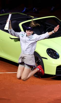 19.04.2026, Deutschland, Stuttgart, Porsche Tennis Grand Prix 2026, Finale, Siegerin Elena Rybakina (KAZ) jubelt, Jubel mit Pokal, springt jubelnd in die Luft