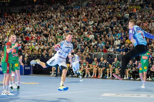 Adam Nyfjaell, Kreislaeufer (TBV Lemgo Lippe 22), Sergey Hernandez Ferrer, Torwart, (SC Magdeburg 1), TBV Lemgo Lippe - SC Magdeburg, DHB-Pokal Maenner, Herren, 6. Spieltag, Spiel um Platz 3, Daikin HBL, Lidl Final 4, 19.04.2026 Köln NRW Deutschland