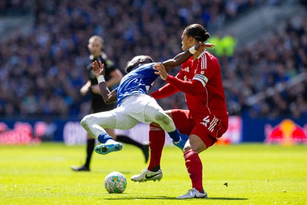 Football - FA Premier League - Everton FC v Liverpool FC LIVERPOOL, ENGLAND - Sunday, April 19, 2026: Liverpool s captain Virgil van Dijk makes a challenge during the FA Premier League match between Everton FC and Liverpool FC, the 248th Merseyside Derby, at Bramley-Moore Dock. (Photo by David Rawcliffe Propaganda) LIVERPOOL Bramley-Moore Dock MERSEYSIDE ENGLAND  Copyright: xDavidxRawcliffex P2026-04-19-Everton_Liverpool-95