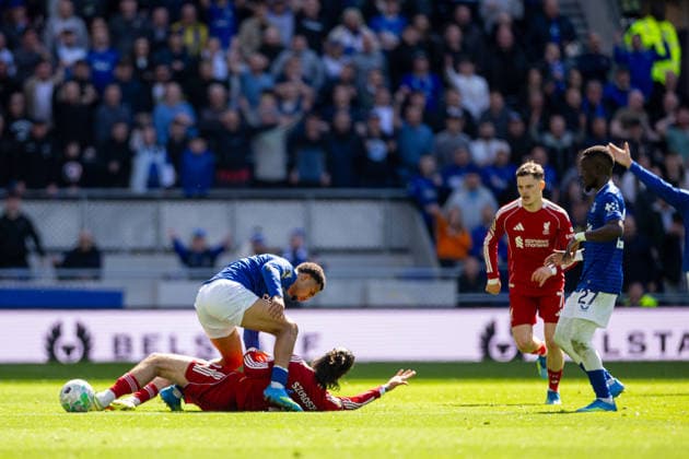 Football - FA Premier League - Everton FC v Liverpool FC LIVERPOOL, ENGLAND - Sunday, April 19, 2026: Liverpool s Dominik Szoboszlai and Everton s Iliman Ndiaye tackle each other during the FA Premier League match between Everton FC and Liverpool FC, the 248th Merseyside Derby, at Bramley-Moore Dock. (Photo by David Rawcliffe Propaganda) LIVERPOOL Bramley-Moore Dock MERSEYSIDE ENGLAND  Copyright: xDavidxRawcliffex P2026-04-19-Everton_Liverpool-98