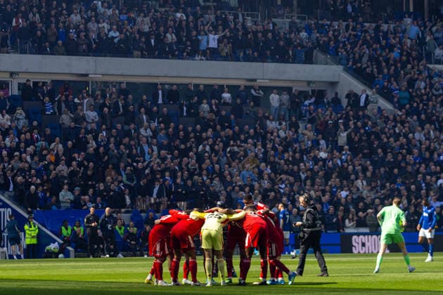 Football - FA Premier League - Everton FC v Liverpool FC LIVERPOOL, ENGLAND - Sunday, April 19, 2026: Liverpool s players form a pre-match huddle before the FA Premier League match between Everton FC and Liverpool FC, the 248th Merseyside Derby, at Bramley-Moore Dock. (Photo by David Rawcliffe Propaganda) LIVERPOOL Bramley-Moore Dock MERSEYSIDE ENGLAND  Copyright: xDavidxRawcliffex P2026-04-19-Everton_Liverpool-105