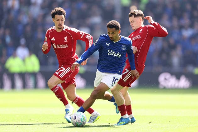 Everton v Liverpool 19 April 2026, Liverpool - Premier League Football - Everton v Liverpool - Iliman Ndiaye of Everton runs through Curtis Jones and Florian Wirtz of Liverpool - Photo: Jacques Feeney Offside. Liverpool UK Copyright: xJacquesxFeeneyx xOffsidexOffside