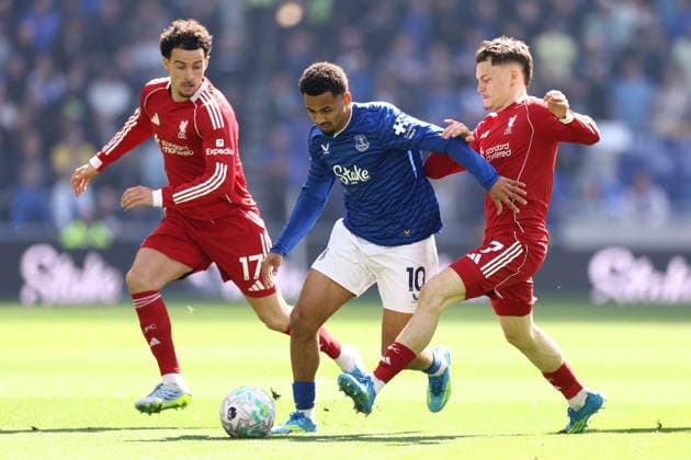 Everton v Liverpool 19 April 2026, Liverpool - Premier League Football - Everton v Liverpool - Iliman Ndiaye of Everton runs through Curtis Jones and Florian Wirtz of Liverpool - Photo: Jacques Feeney Offside. Liverpool UK Copyright: xJacquesxFeeneyx xOffsidexOffside