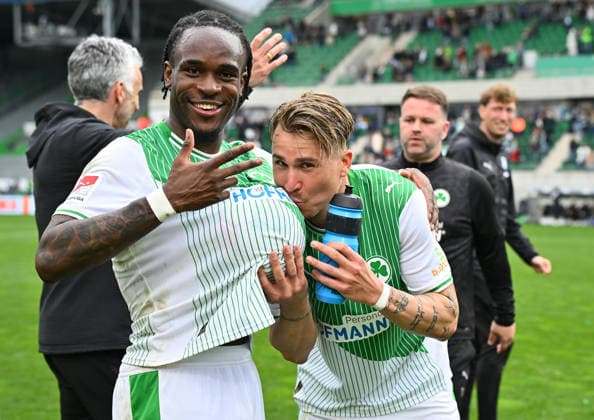 19.04.2026 - Fussball - Saison 2025 2026 - 2. Fussball - Bundesliga - 30. Spieltag: SpVgg Greuther Fürth ( Kleeblatt ) - SV Darmstadt 98 ( Lilien ) - Sportfoto Zink - xwoxzix - DFL regulations prohibit any use of photographs as image sequences and or quasi-video - only for editorial use - Noel Futkeu (9, SpVgg Greuther Fürth ) Jubel Freude nach Spielende - DREI TORE DREI PUNKTE - mit Felix Klaus (30, SpVgg Greuther Fürth ) küsst Spielball Ball