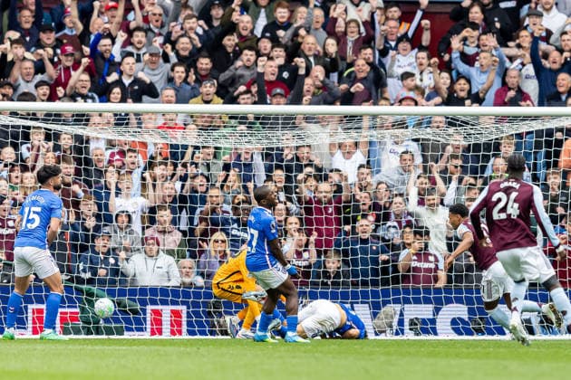 Aston Villa v Sunderland, Premier League GOAL scores 2-1 Aston Villa forward Ollie Watkins (11) scores from shot during the Premier League match between Aston Villa and Sunderland at Villa Park, Birmingham, UK on 19 April 2026. Birmingham Villa Park West Midlands UK Editorial use only DataCo restrictions apply See www.football-dataco.com , Copyright: xManjitxNarotrax PSI-24107-0016