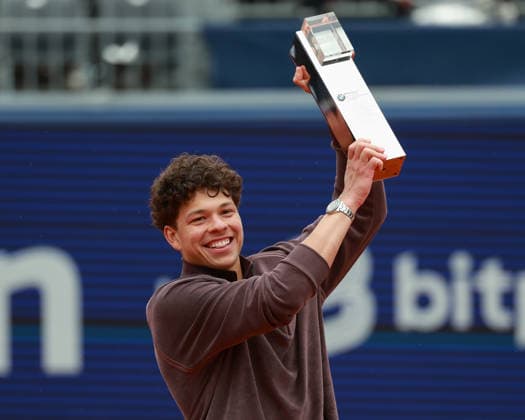Sieger Ben Shelton mit dem Pokal, Trophäe, Siegerehrung, Presentation Tennis - BMW Open 2026 - ATP, Tennis Herren 500 - MTTC Iphitos - Muenchen - Bayern - Deutschland - 19 April 2026. Copyright: xJuergenxHasenkopfx