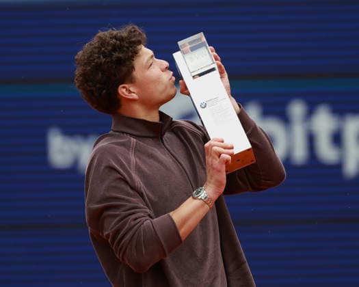 Sieger Ben Shelton mit dem Pokal, Trophäe, Siegerehrung, Presentation Tennis - BMW Open 2026 - ATP, Tennis Herren 500 - MTTC Iphitos - Muenchen - Bayern - Deutschland - 19 April 2026. Copyright: xJuergenxHasenkopfx