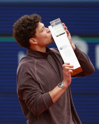 Sieger Ben Shelton mit dem Pokal, Trophäe, Siegerehrung, Presentation Tennis - BMW Open 2026 - ATP, Tennis Herren 500 - MTTC Iphitos - Muenchen - Bayern - Deutschland - 19 April 2026. Copyright: xJuergenxHasenkopfx