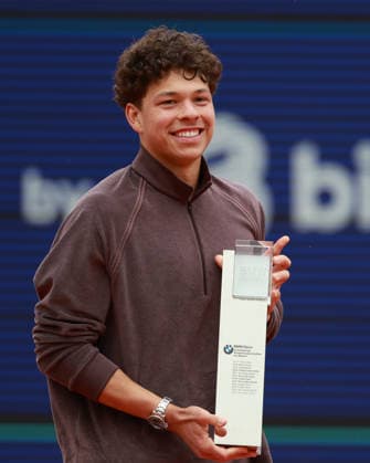 Sieger Ben Shelton mit dem Pokal, Trophäe, Siegerehrung, Presentation Tennis - BMW Open 2026 - ATP, Tennis Herren 500 - MTTC Iphitos - Muenchen - Bayern - Deutschland - 19 April 2026. Copyright: xJuergenxHasenkopfx