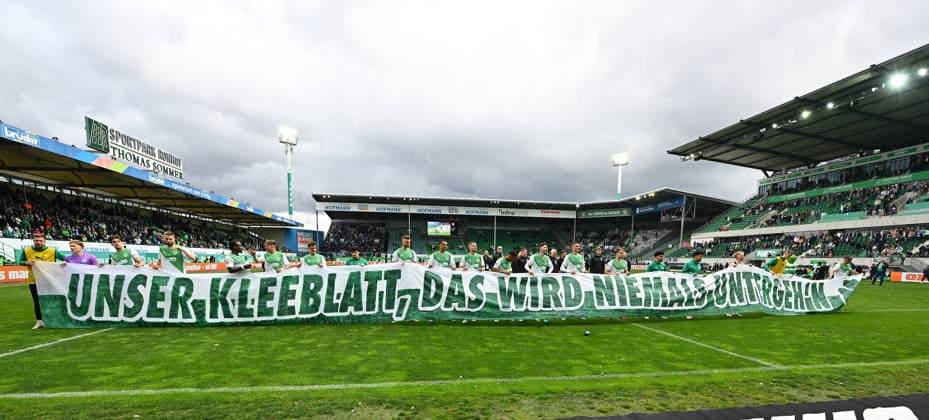 19.04.2026 - Fussball - Saison 2025 2026 - 2. Fussball - Bundesliga - 30. Spieltag: SpVgg Greuther Fürth ( Kleeblatt ) - SV Darmstadt 98 ( Lilien ) - Sportfoto Zink - xwoxzix - DFL regulations prohibit any use of photographs as image sequences and or quasi-video - only for editorial use - Mannschaft Team mit Spruchband Banner - Unser Kleeblatt das wird niemals untergeh n