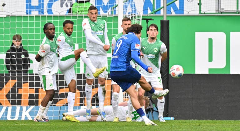 19.04.2026 - Fussball - Saison 2025 2026 - 2. Fussball - Bundesliga - 30. Spieltag: SpVgg Greuther Fürth ( Kleeblatt ) - SV Darmstadt 98 ( Lilien ) - Sportfoto Zink MeZi - xmexzix - DFL regulations prohibit any use of photographs as image sequences and or quasi-video - only for editorial use - Fraser Hornby (9, SV Darmstadt 98 D98 SV98 ) Freistoß
