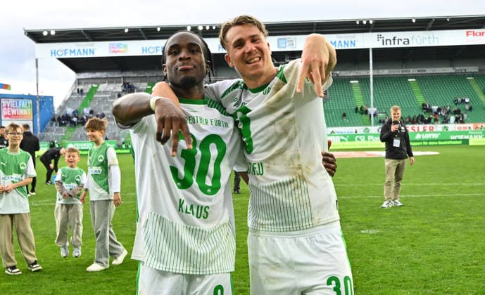 19.04.2026 - Fussball - Saison 2025 2026 - 2. Fussball - Bundesliga - 30. Spieltag: SpVgg Greuther Fürth ( Kleeblatt ) - SV Darmstadt 98 ( Lilien ) - Sportfoto Zink - xwoxzix - DFL regulations prohibit any use of photographs as image sequences and or quasi-video - only for editorial use - Noel Futkeu (9, SpVgg Greuther Fürth ) Felix Klaus (30, SpVgg Greuther Fürth ) Jubel Freude nach Spielende