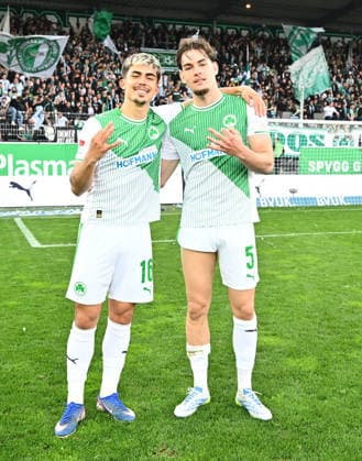 19.04.2026 - Fussball - Saison 2025 2026 - 2. Fussball - Bundesliga - 30. Spieltag: SpVgg Greuther Fürth ( Kleeblatt ) - SV Darmstadt 98 ( Lilien ) - Sportfoto Zink - xwoxzix - DFL regulations prohibit any use of photographs as image sequences and or quasi-video - only for editorial use - Aaron Keller (16, SpVgg Greuther Fürth ) Reno Münz Muenz (5, SpVgg Greuther Fürth ) Posing nach Spielende