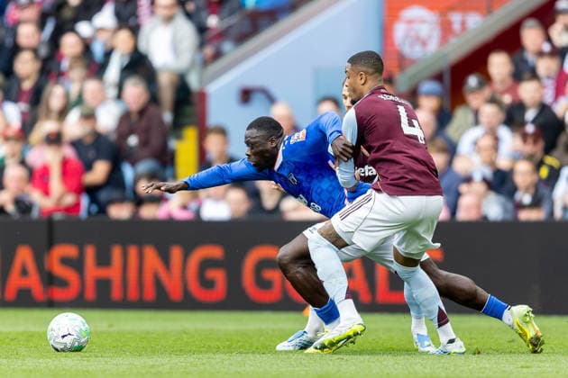 Aston Villa v Sunderland, Premier League Aston Villa defender Ezri Konsa (4) battles for possession during the Premier League match between Aston Villa and Sunderland at Villa Park, Birmingham, UK on 19 April 2026. Birmingham Villa Park West Midlands UK Editorial use only DataCo restrictions apply See www.football-dataco.com , Copyright: xManjitxNarotrax PSI-24107-0028